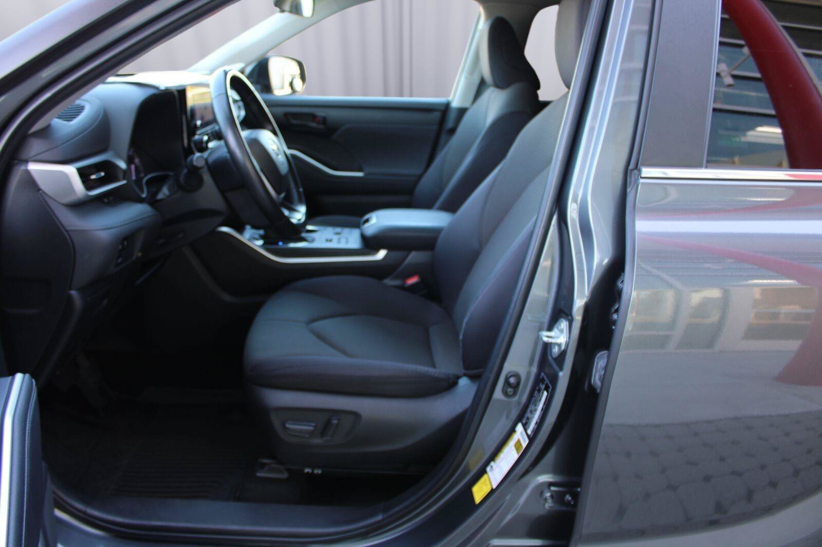 Used 2023 Toyota Highlander LE AWD/4WD image 35