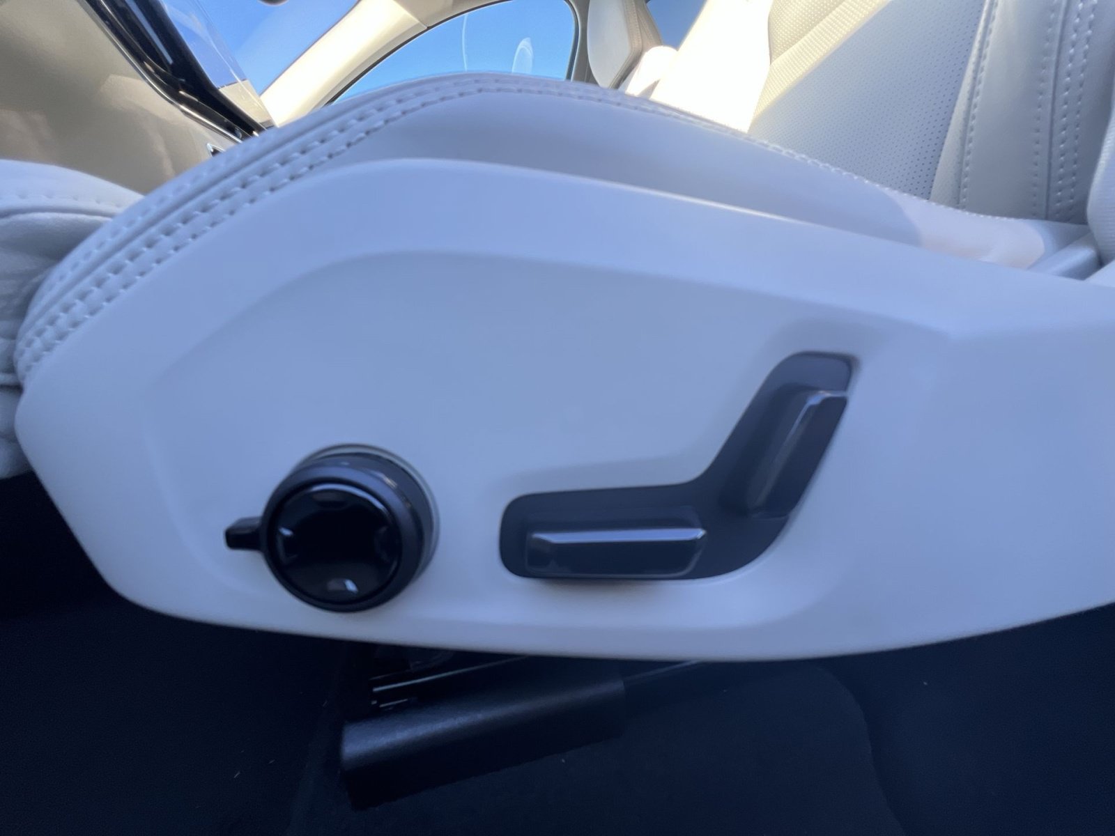 New 2027 Volvo XC60 T8 Ultra AWD/4WD image 14
