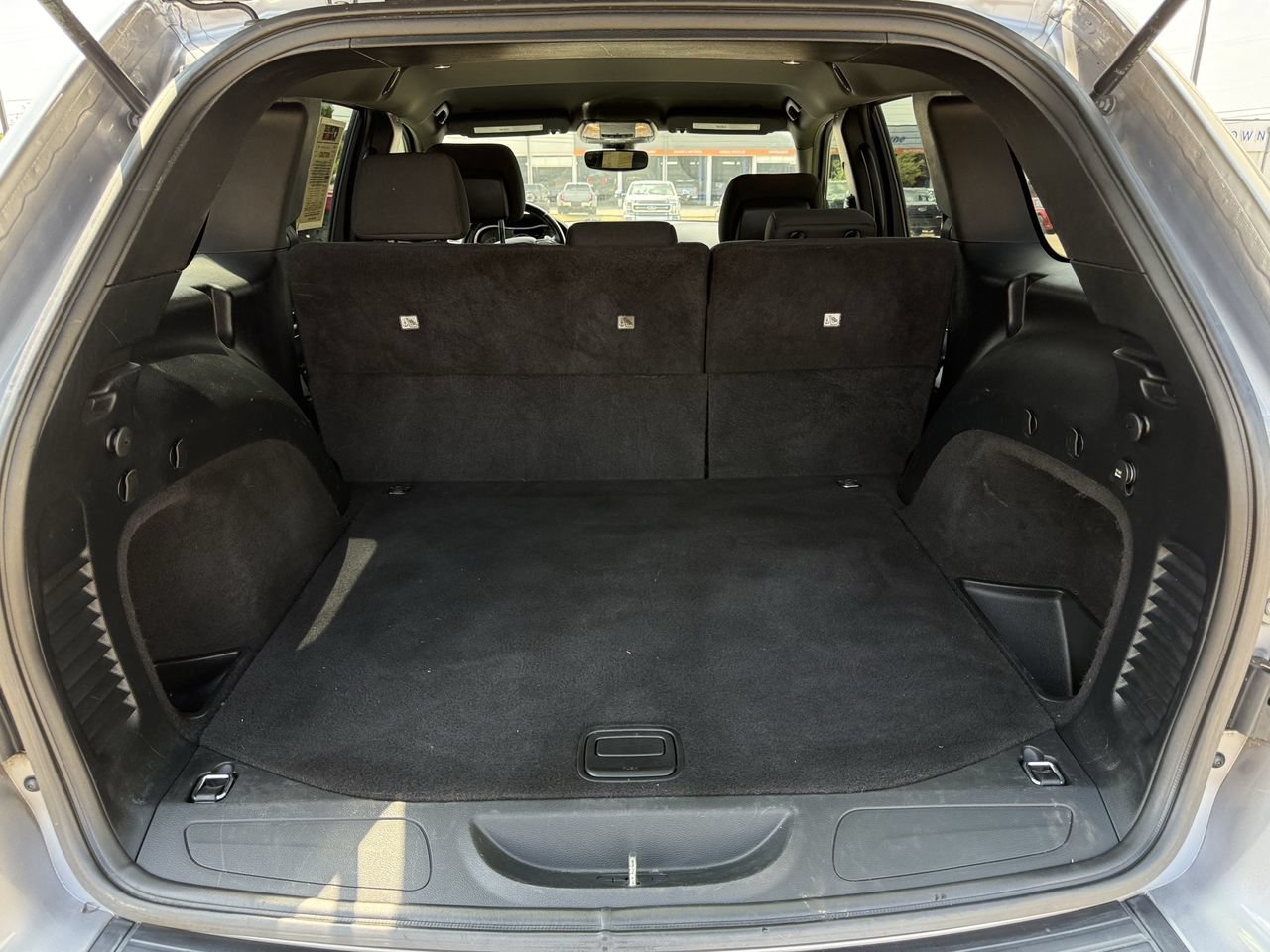 Used 2017 Jeep Grand Cherokee Laredo RWD image 28