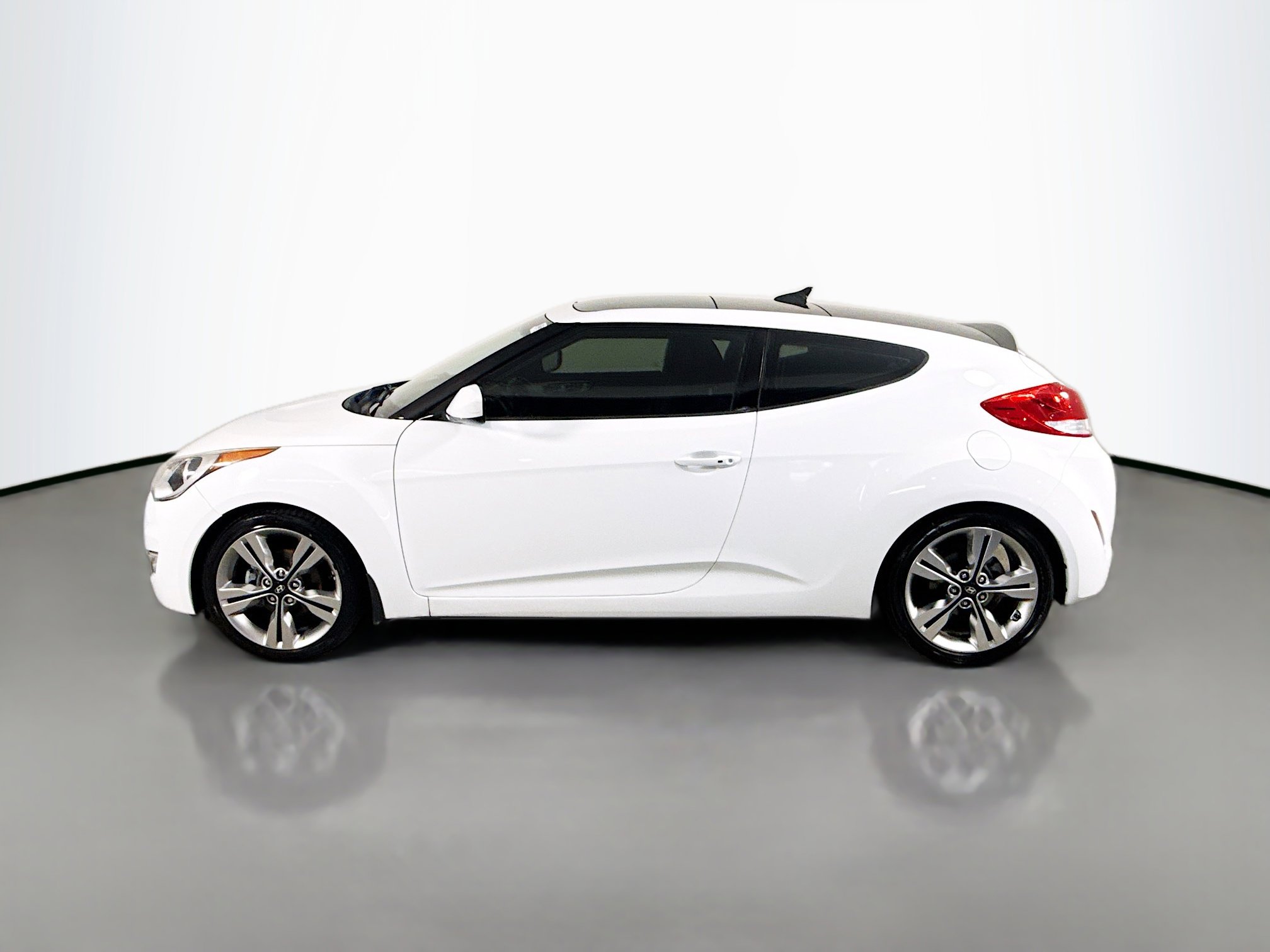 Used 2017 Hyundai Veloster Value Edition image 6