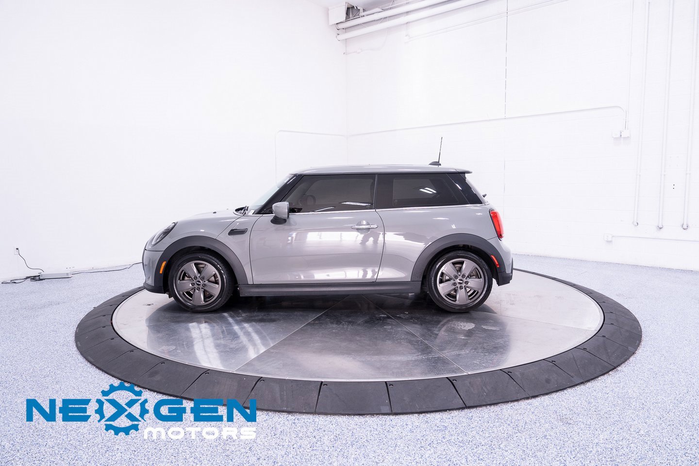 Used 2023 MINI Cooper 2-Door Hardtop image 31