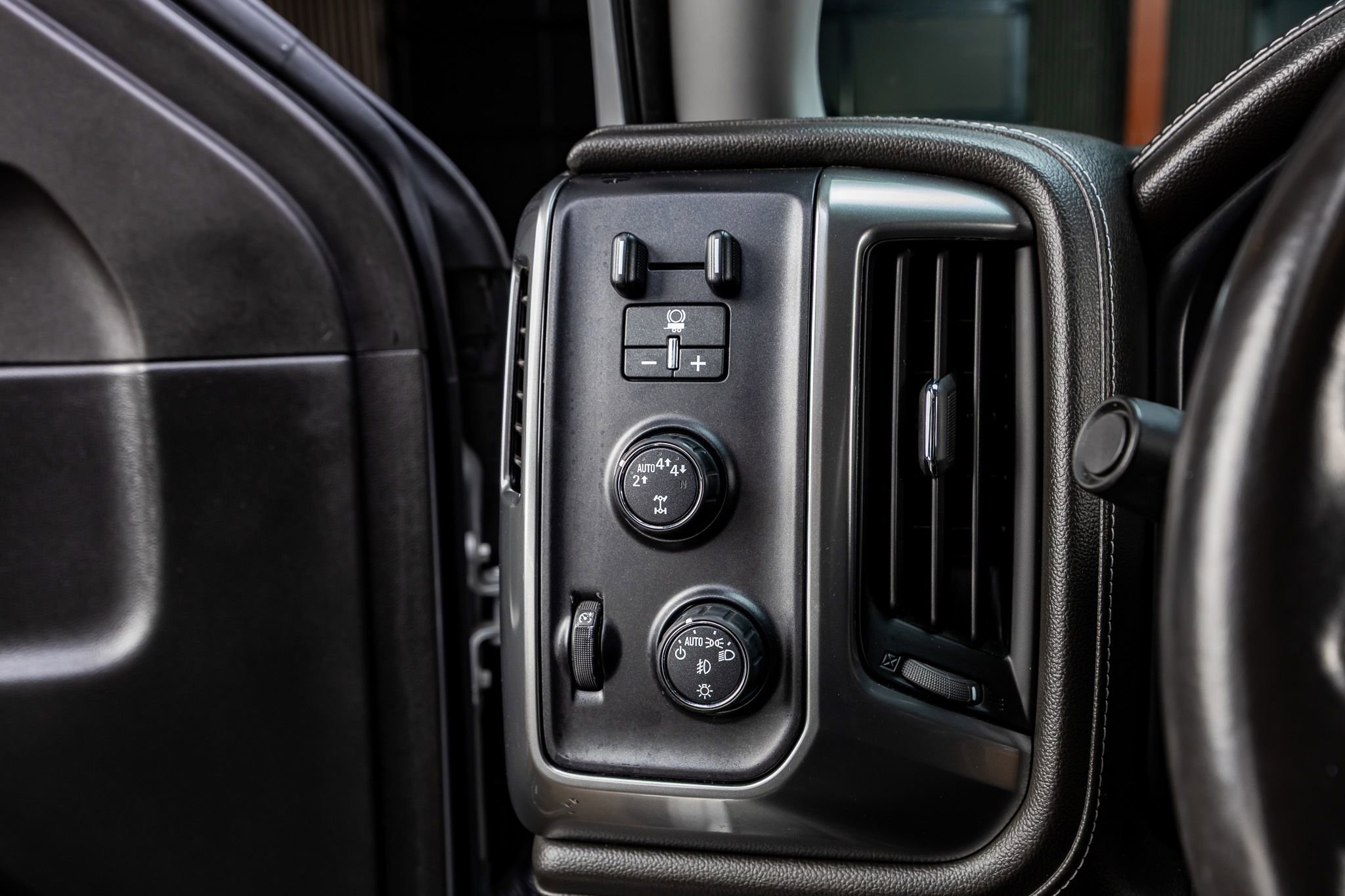 Used 2017 Chevrolet Silverado 1500 LTZ w/ Sport Package AWD/4WD image 21