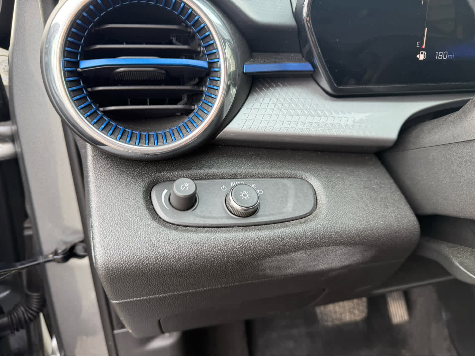 Used 2025 Chevrolet Trax LT image 10