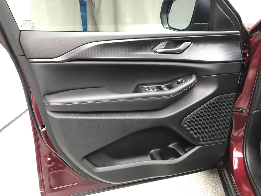 New 2026 Jeep Grand Cherokee Laredo image 8