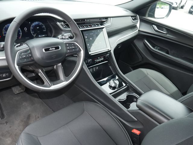 Used 2025 Jeep Grand Cherokee Laredo X AWD/4WD image 14