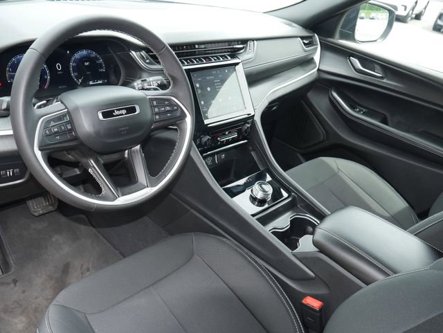 Used 2025 Jeep Grand Cherokee Laredo X AWD/4WD image 14