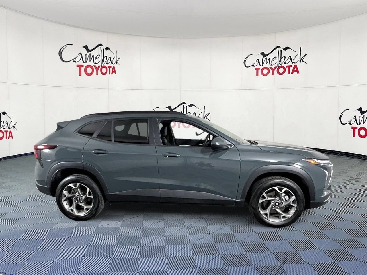 Used 2025 Chevrolet Trax LT FWD image 9