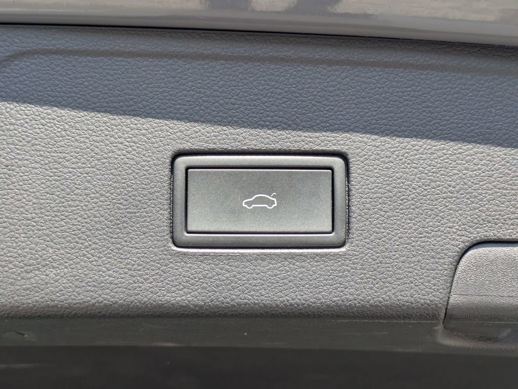 Used 2021 Volkswagen Atlas Cross Sport SE image 13