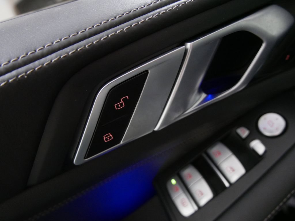 Used 2024 BMW X7 M60i AWD/4WD image 19