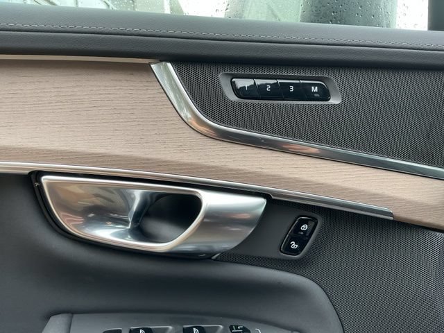 Certified 2025 Volvo XC90 B5 Plus AWD/4WD image 24