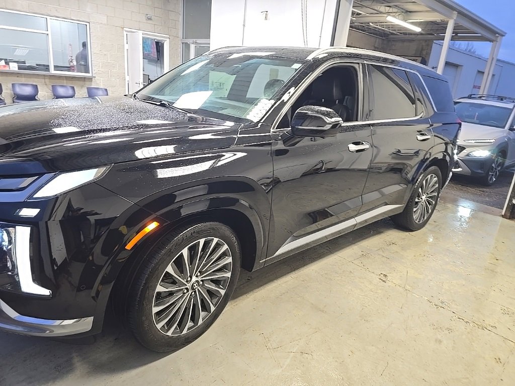 Used 2023 Hyundai Palisade Calligraphy image 2