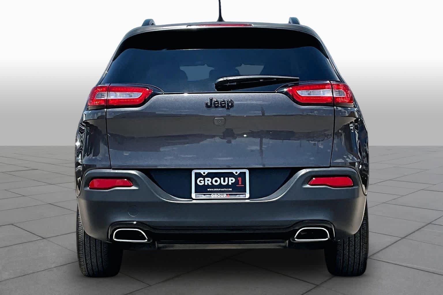 Used 2018 Jeep Cherokee Latitude w/ Altitude Package FWD image 5