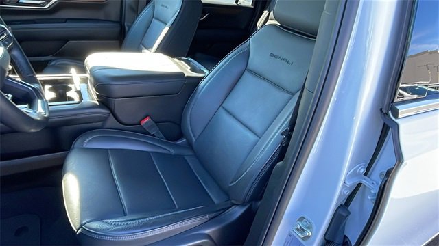 Used 2025 GMC Yukon XL Denali image 12