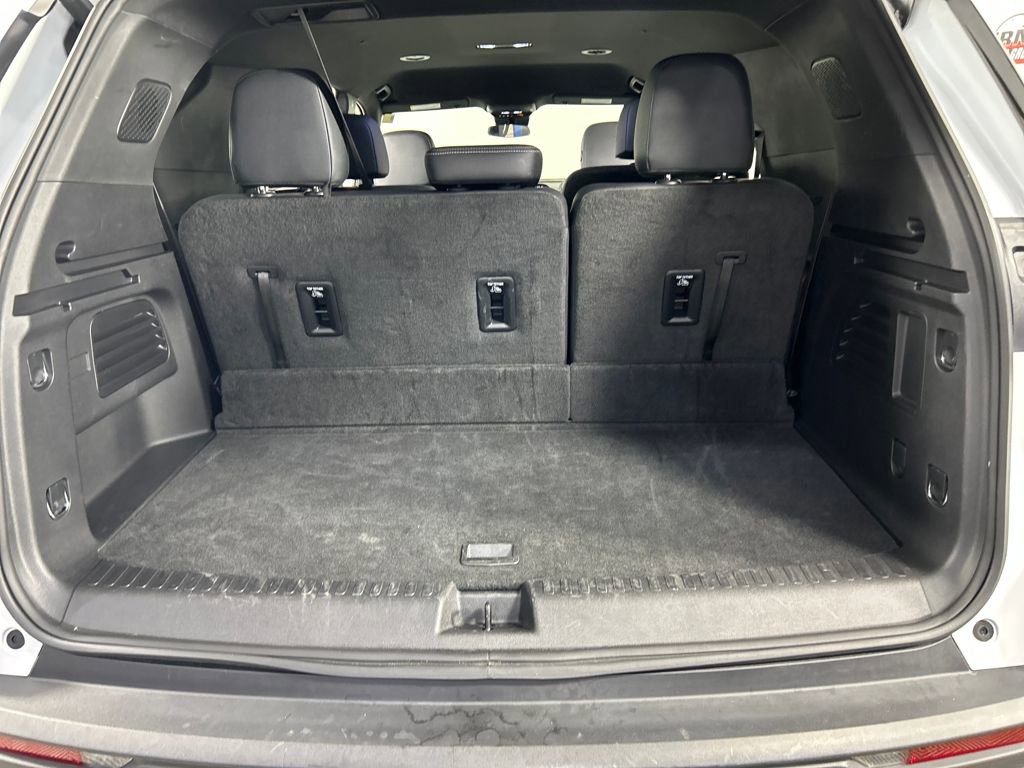 Used 2025 Chevrolet Traverse LT image 23