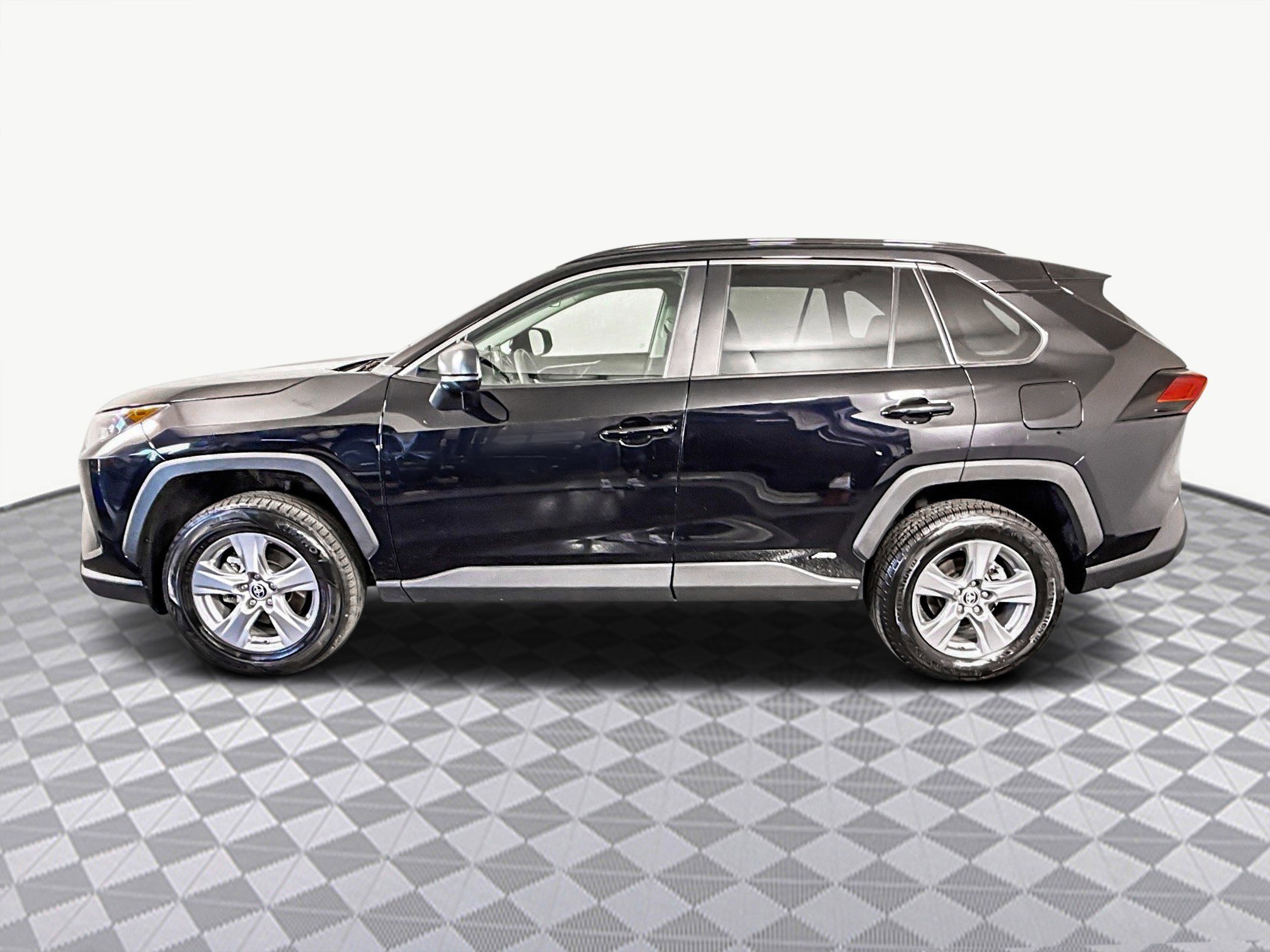 Used 2022 Toyota RAV4 LE image 6