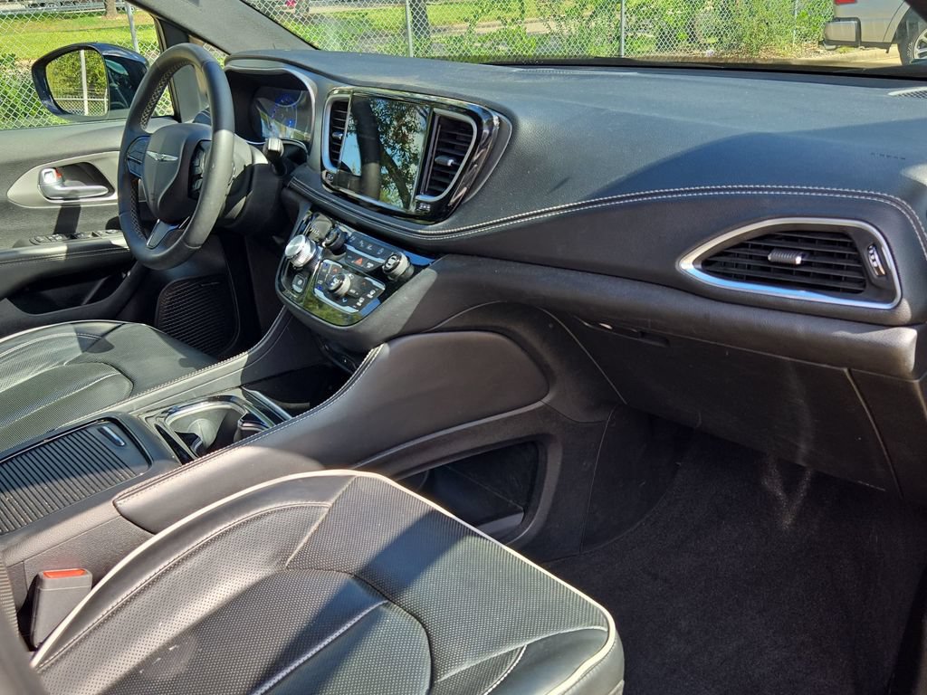 Used 2024 Chrysler Pacifica Limited w/ Uconnect Theater Family Group FWD image 34