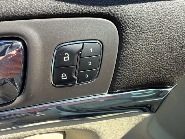 Used 2013 Lincoln MKS AWD image 20