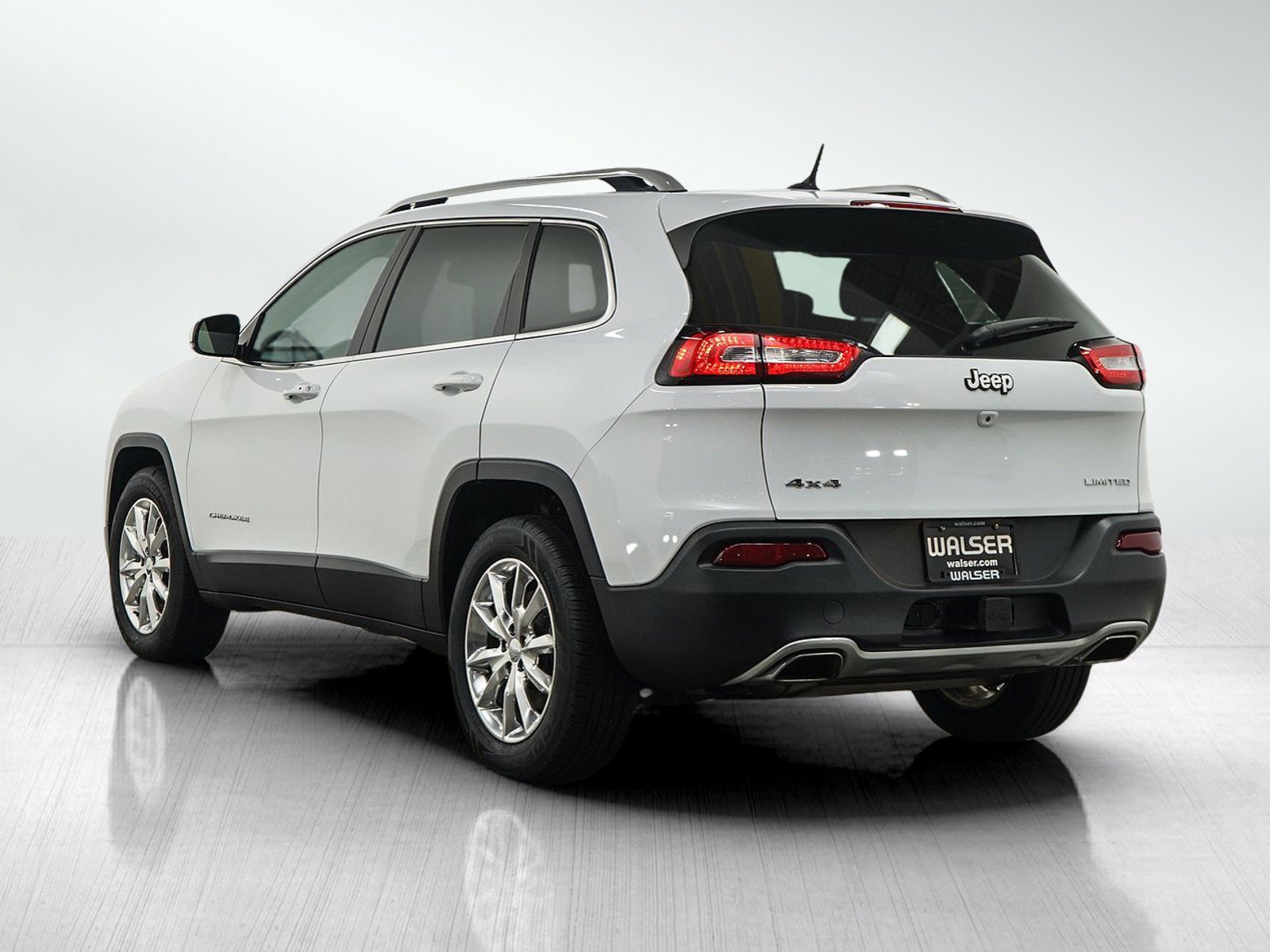 Used 2015 Jeep Cherokee Limited w/ Luxury Group AWD/4WD image 3
