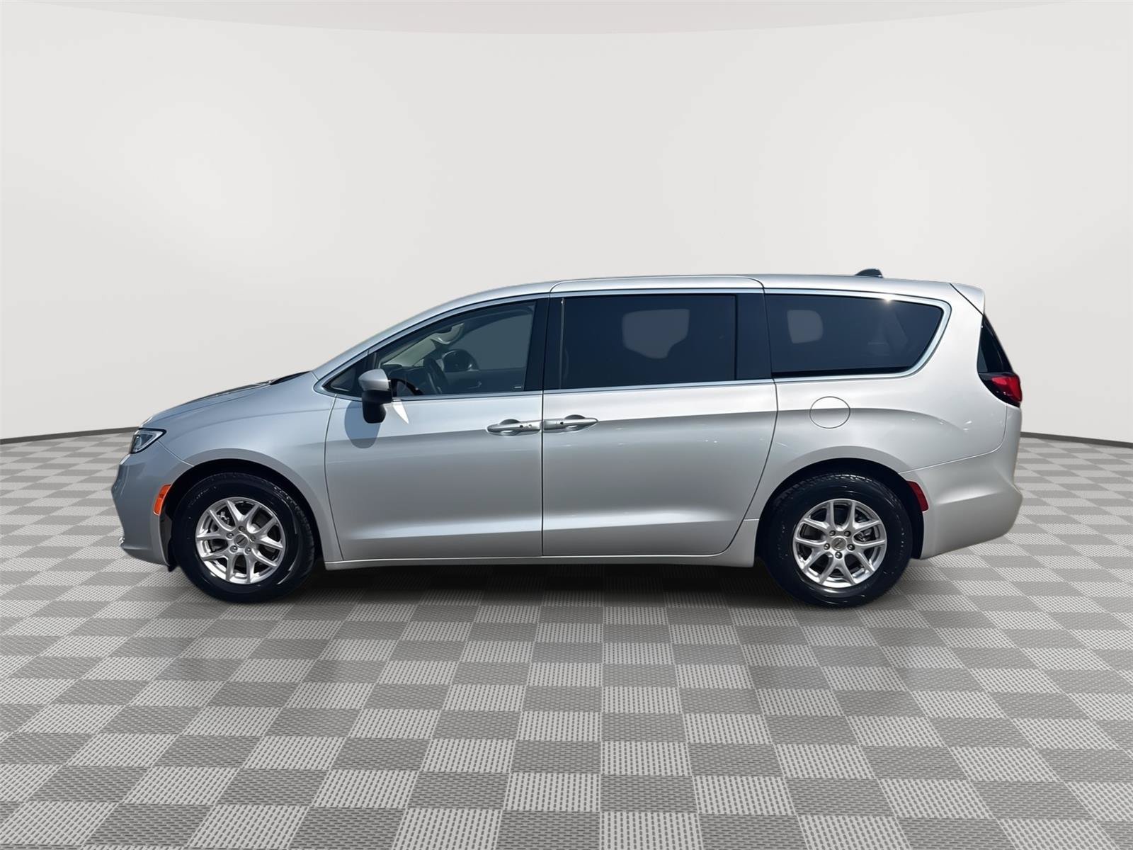 Used 2023 Chrysler Pacifica Touring-L FWD image 9