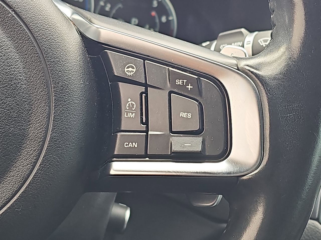 Used 2018 Jaguar XF R-Sport image 23