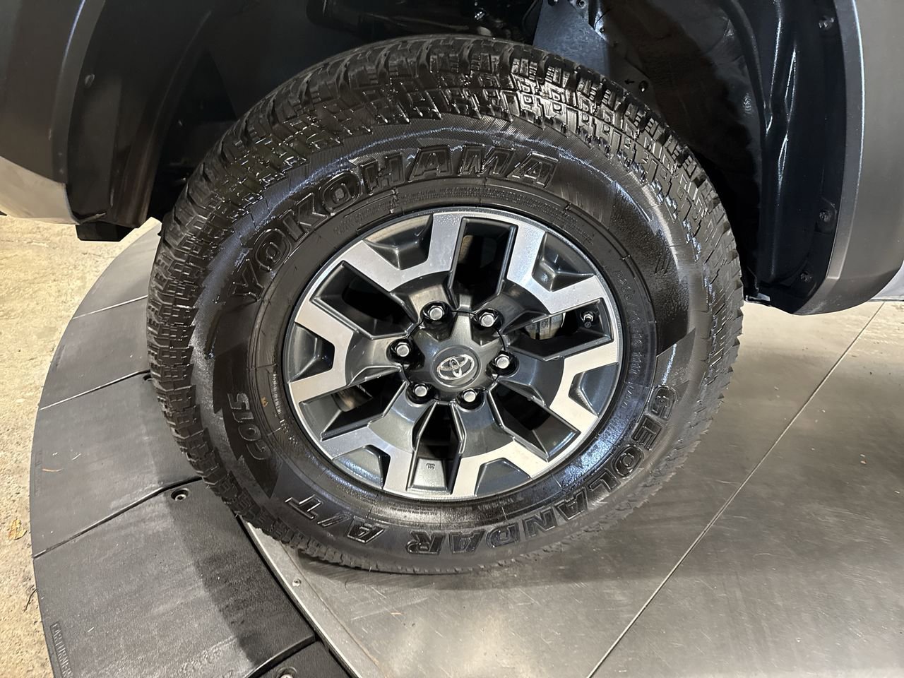 Used 2018 Toyota Tacoma TRD Off-Road AWD/4WD image 2