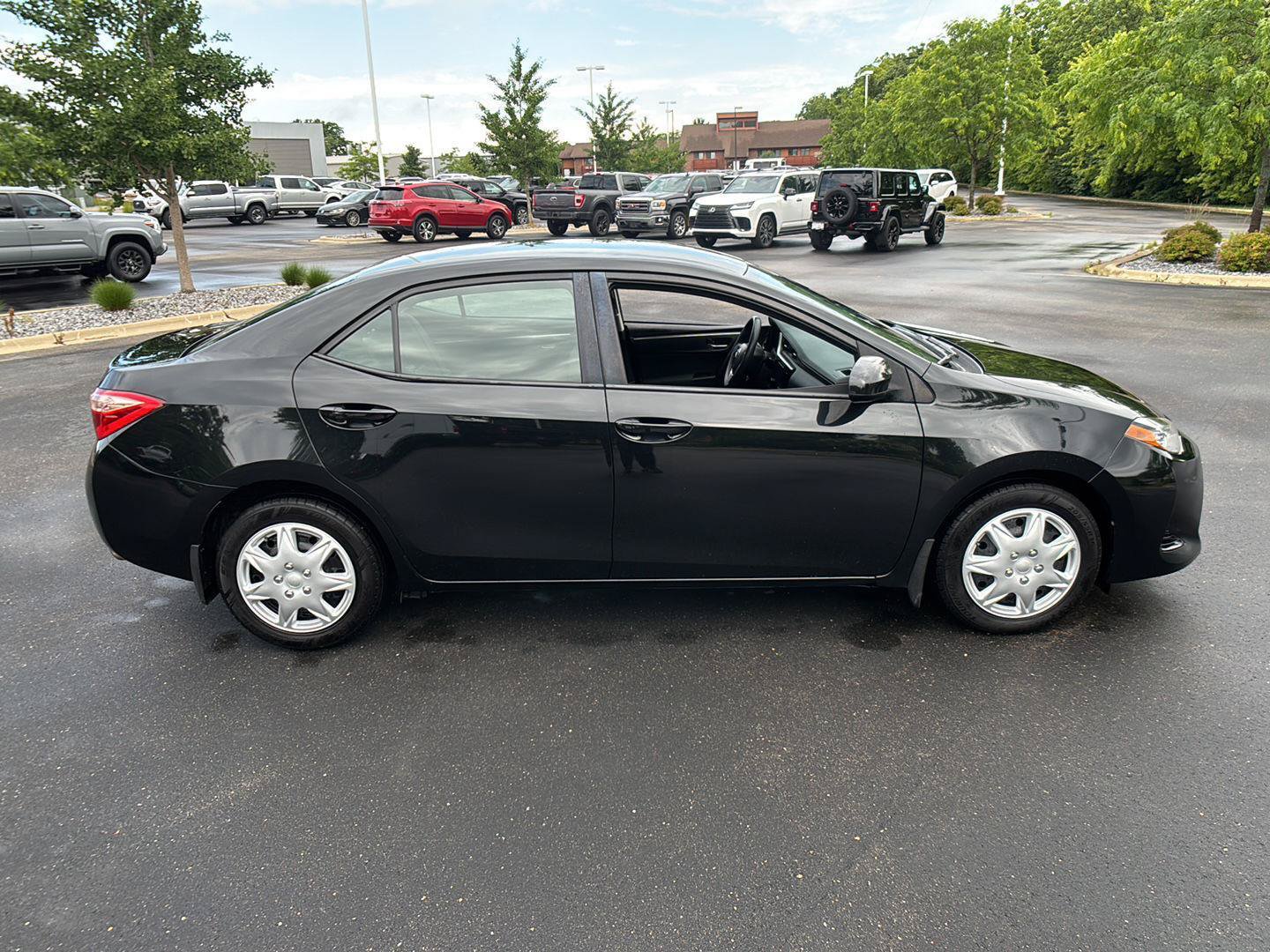 Used 2017 Toyota Corolla LE FWD image 9