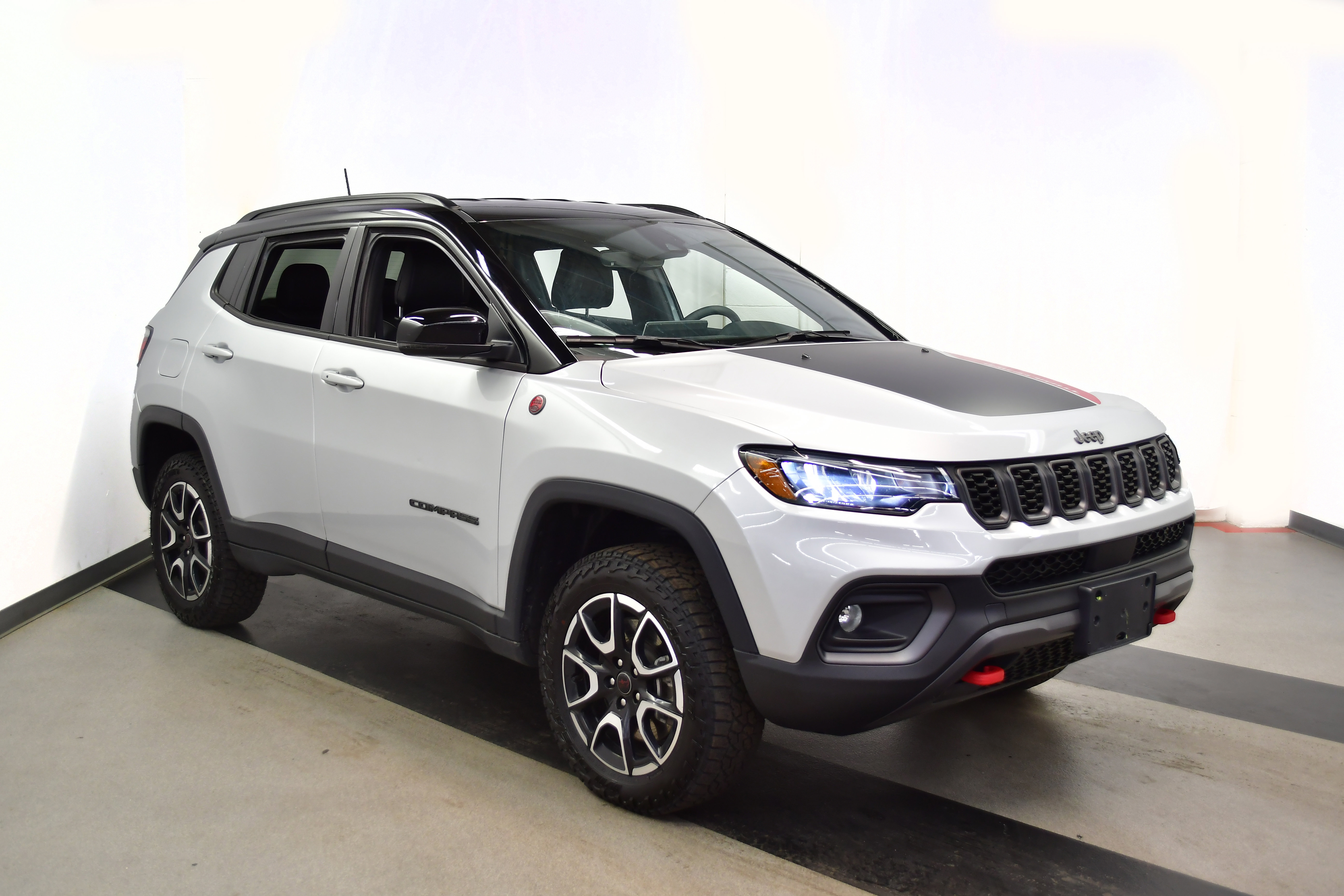 Used 2025 Jeep Compass Trailhawk AWD/4WD image 11