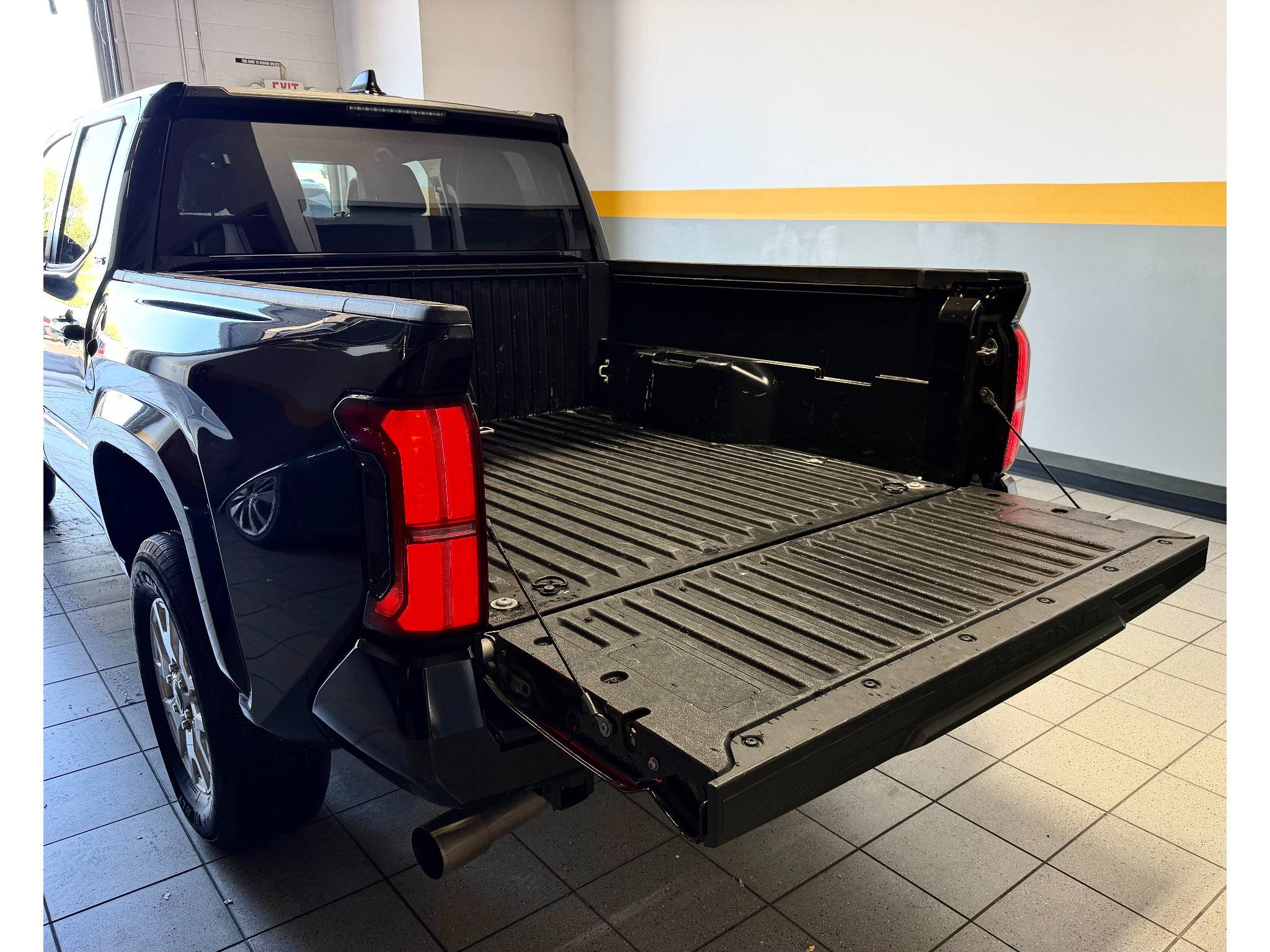 Used 2024 Toyota Tacoma SR5 AWD/4WD image 9