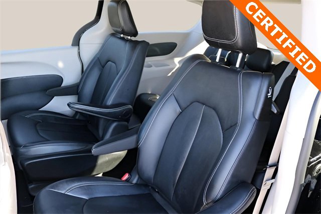 Used 2024 Chrysler Pacifica Select image 15