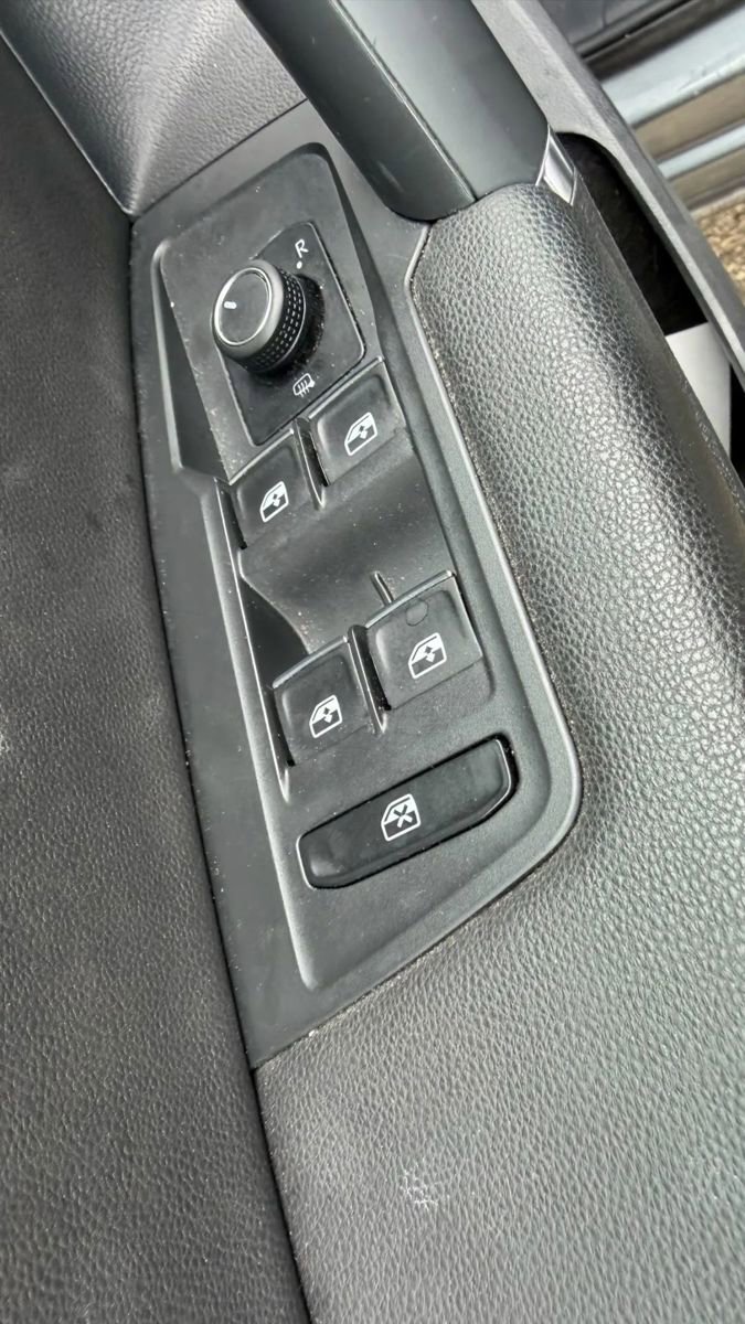 Used 2018 Volkswagen Tiguan SE w/ Panoramic Sunroof Package image 24