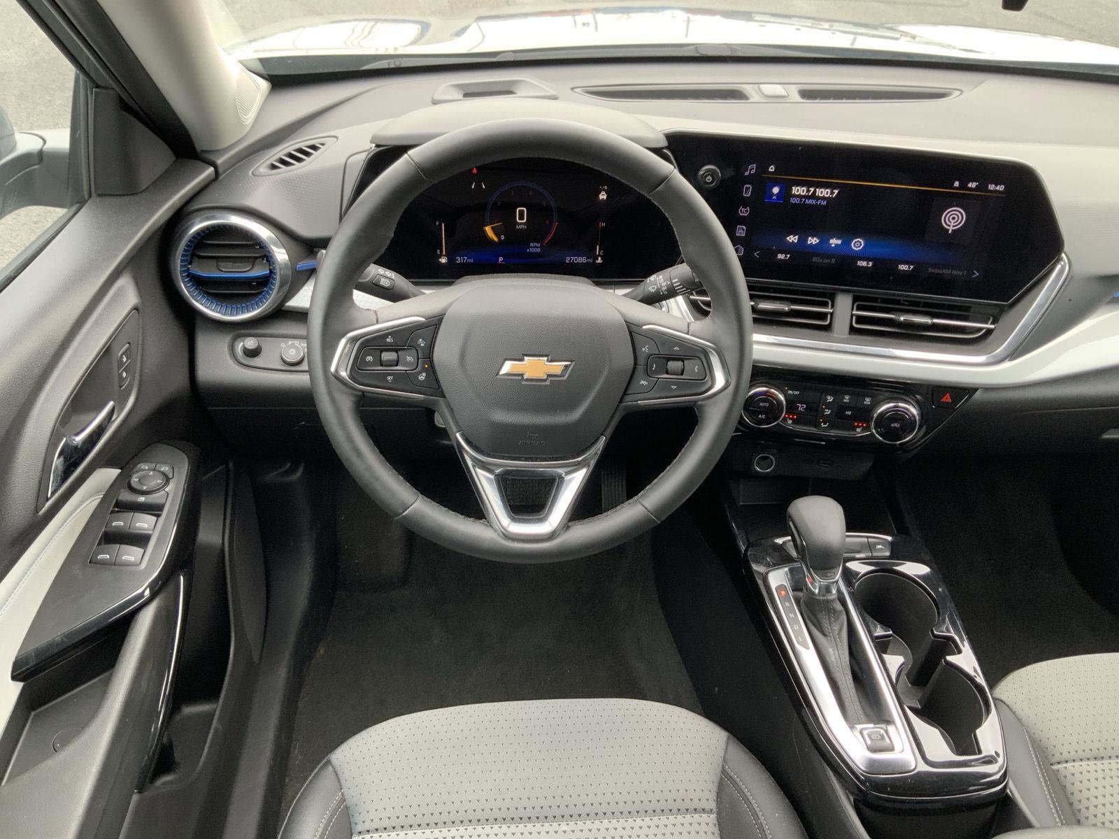 Used 2025 Chevrolet Trax LT w/ LT Convenience Package FWD image 24