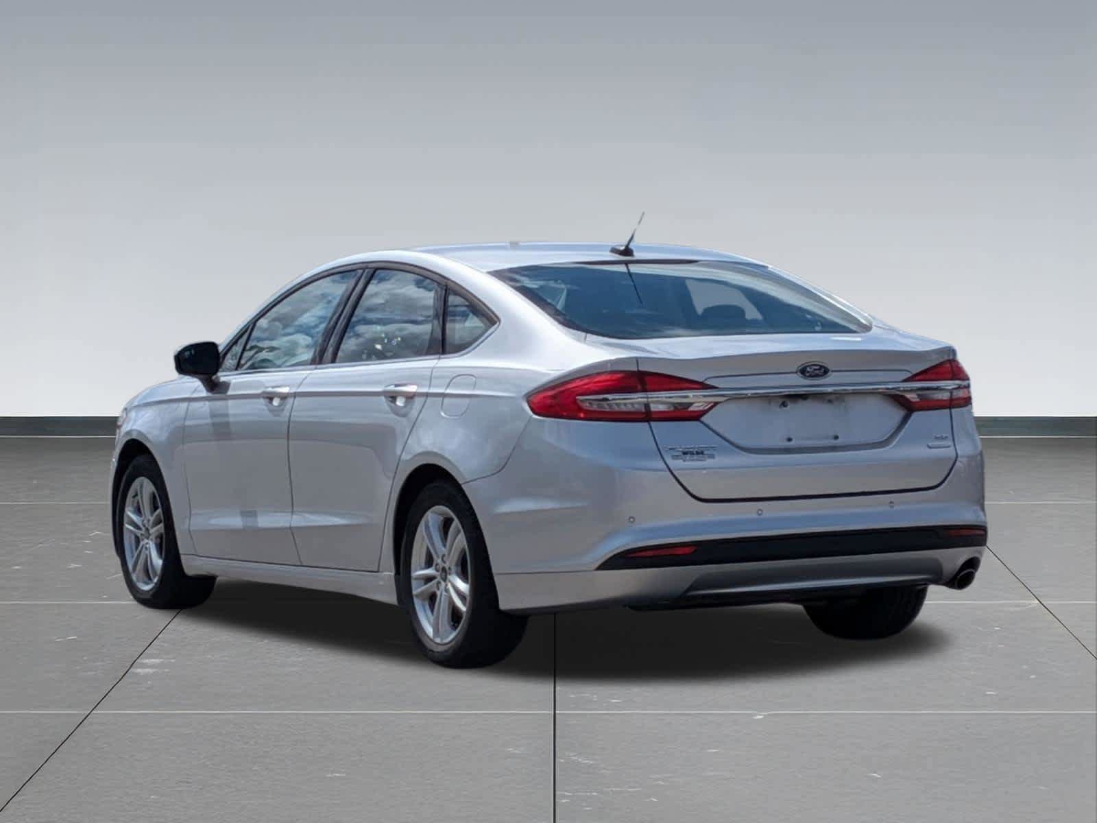 Used 2018 Ford Fusion SE w/ Fusion SE Technology Package FWD image 3