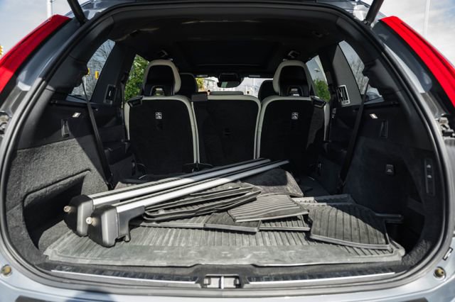 Used 2022 Volvo XC90 T8 R-Design w/ Advanced Package image 10