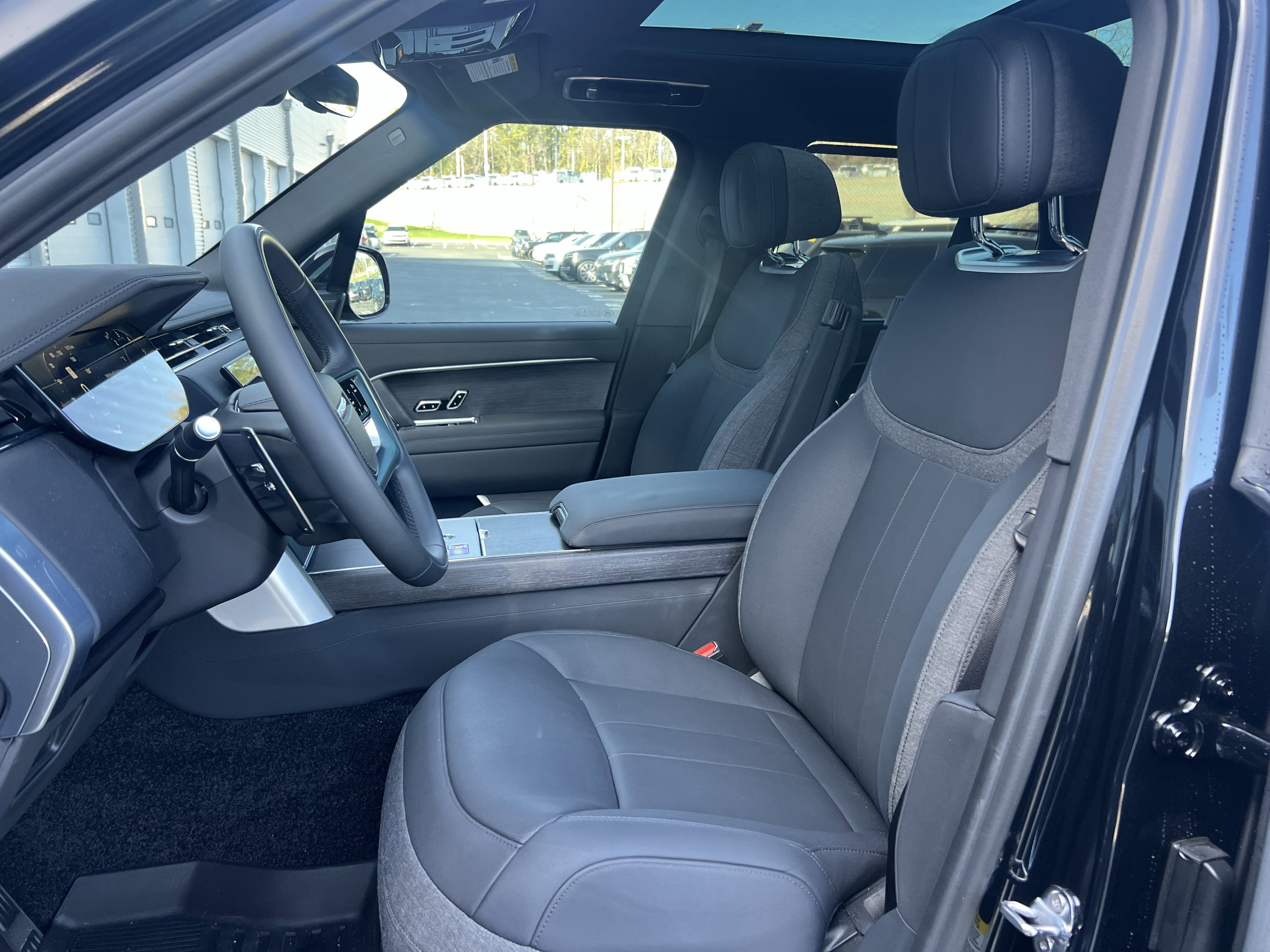 Used 2025 Land Rover Range Rover SE image 12