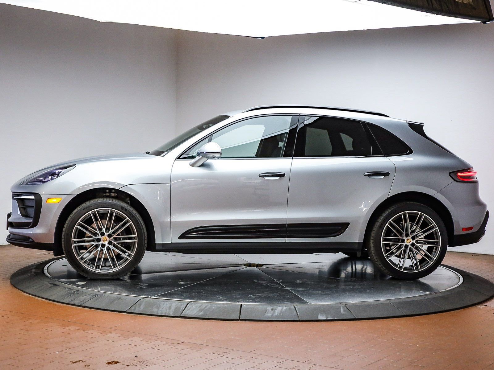 Certified 2025 Porsche Macan image 2