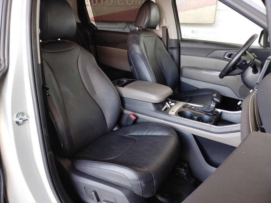 Used 2025 Kia Carnival EX FWD image 15