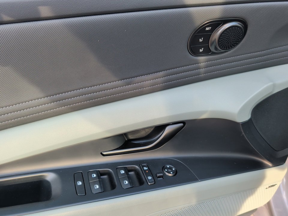 Certified 2025 Hyundai Elantra Limited image 32