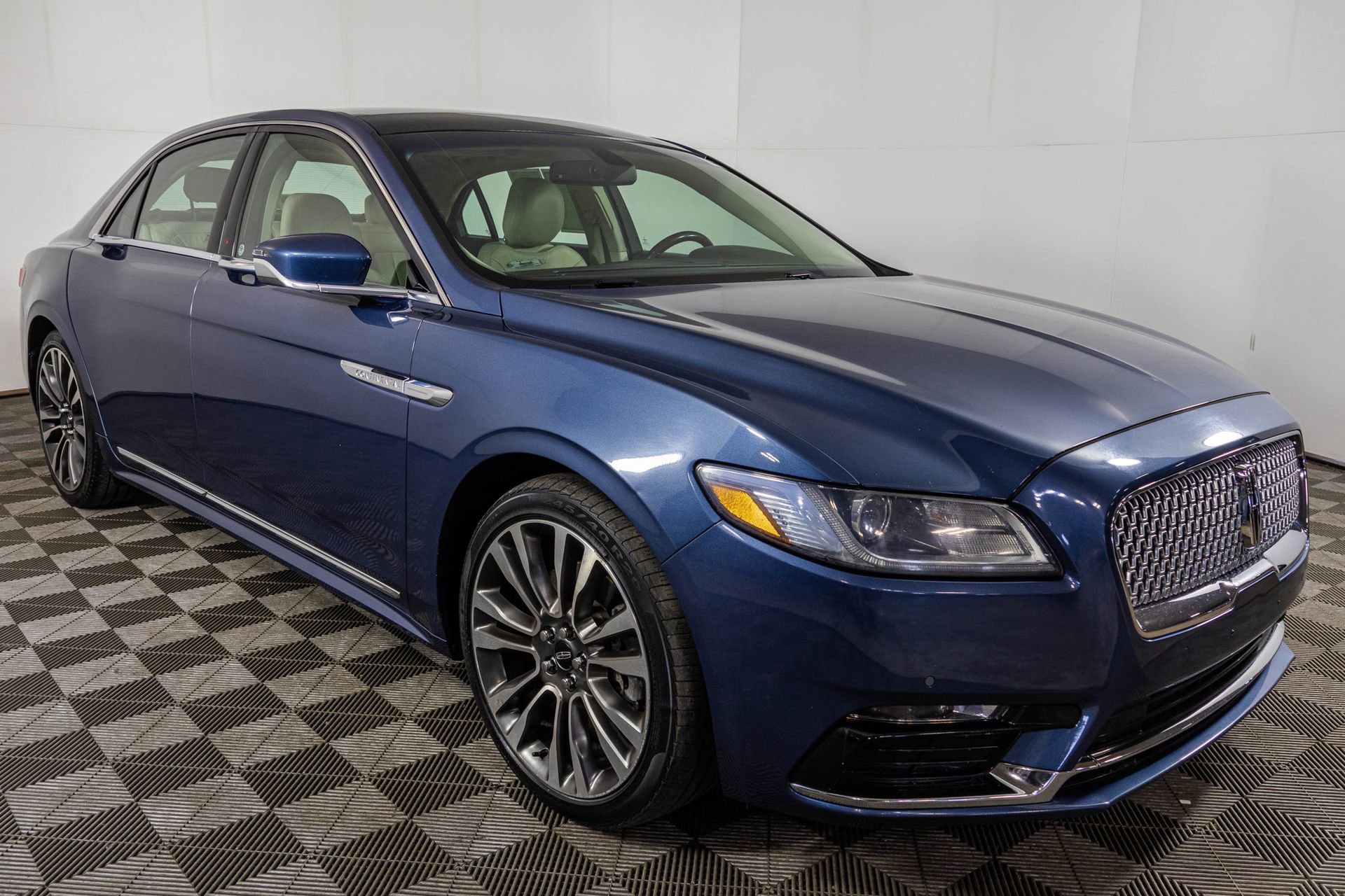 Used 2018 Lincoln Continental Select image 16