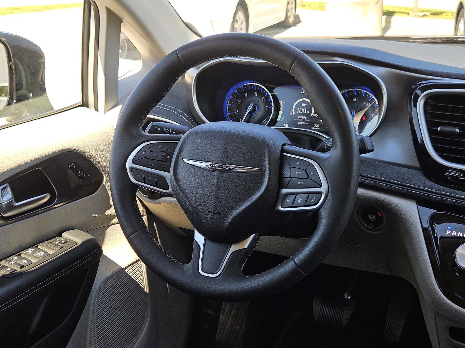 Used 2024 Chrysler Pacifica Touring-L FWD image 13