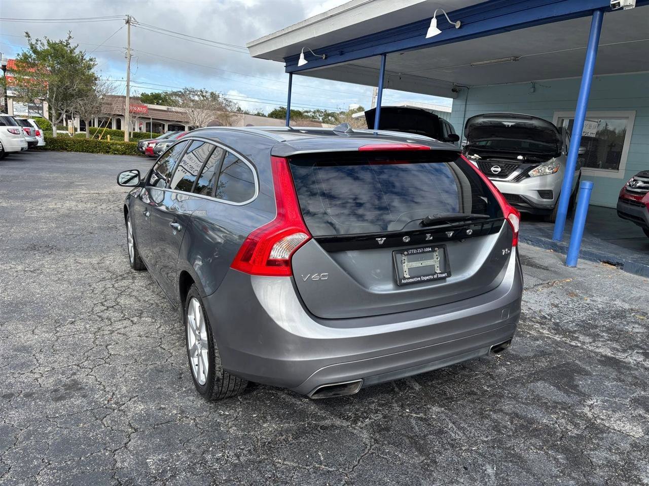 Used 2017 Volvo V60 T5 Premier w/ Convenience Package image 3