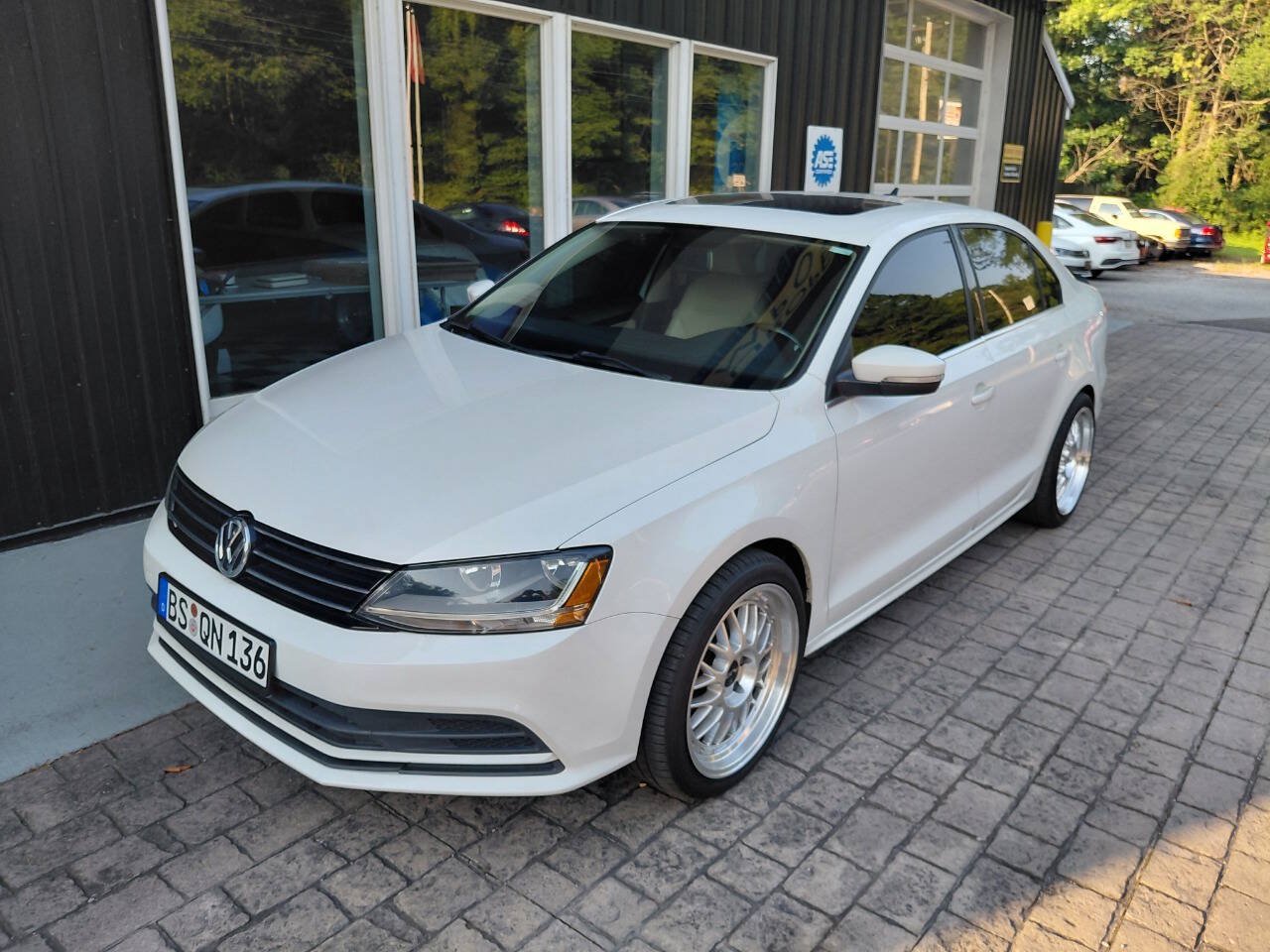 Used 2017 Volkswagen Jetta SE FWD image 3