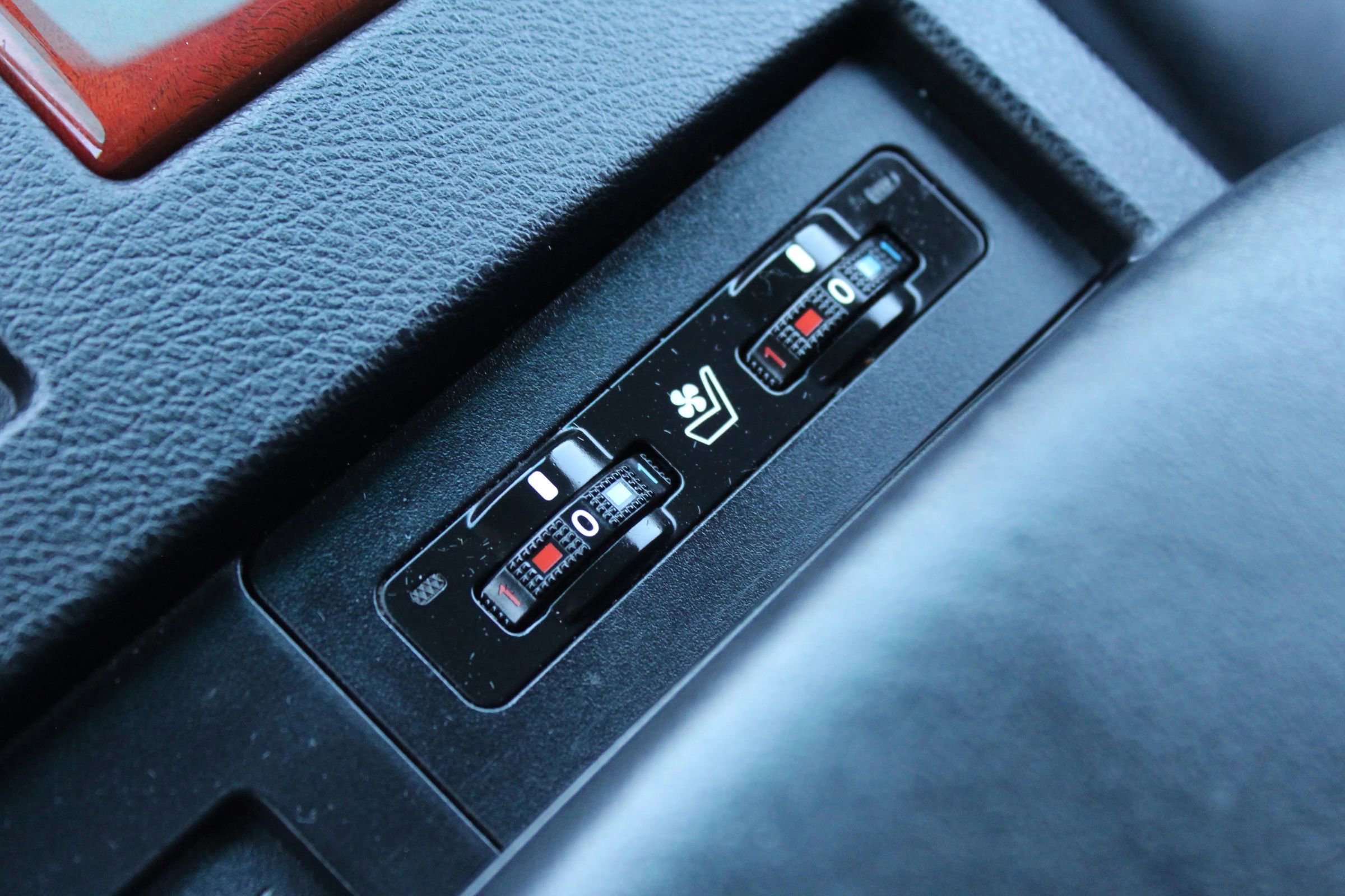 Used 2011 Lexus RX 450h AWD image 32