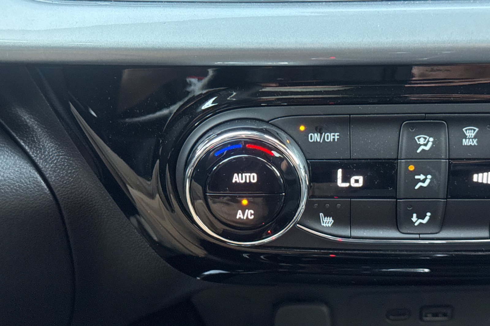 Used 2026 Chevrolet Trax LT w/ LT Convenience Package FWD image 28