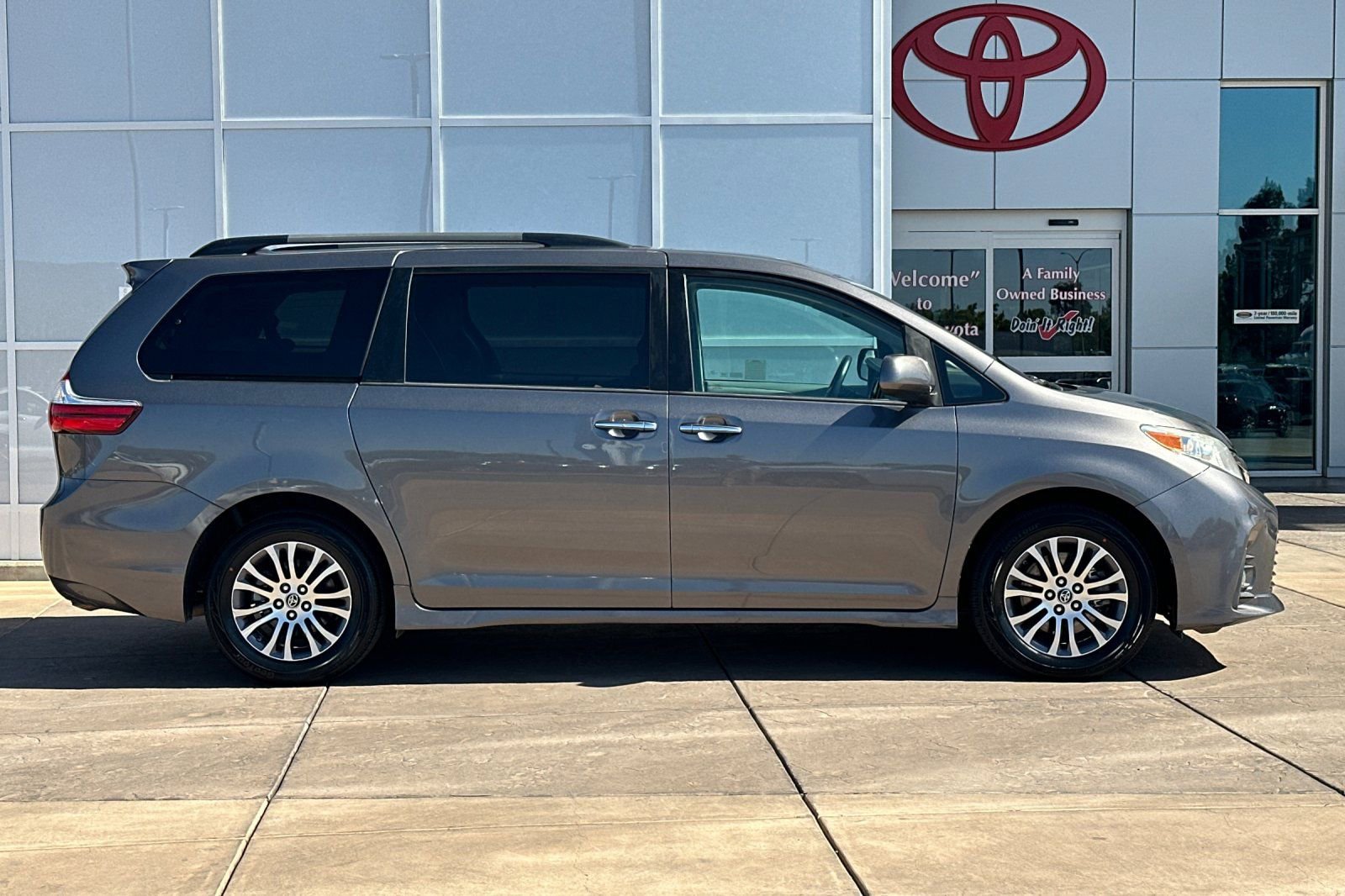 Certified 2018 Toyota Sienna XLE w/ XLE Navigation Package FWD image 3