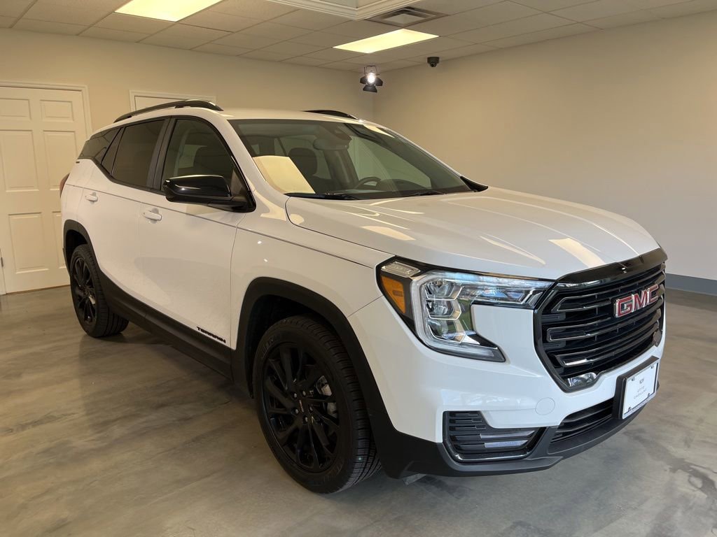 Used 2023 GMC Terrain SLE w/ Driver Convenience Package AWD/4WD image 1