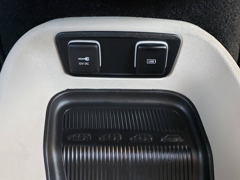 Used 2018 Chrysler Pacifica Touring-L FWD image 18