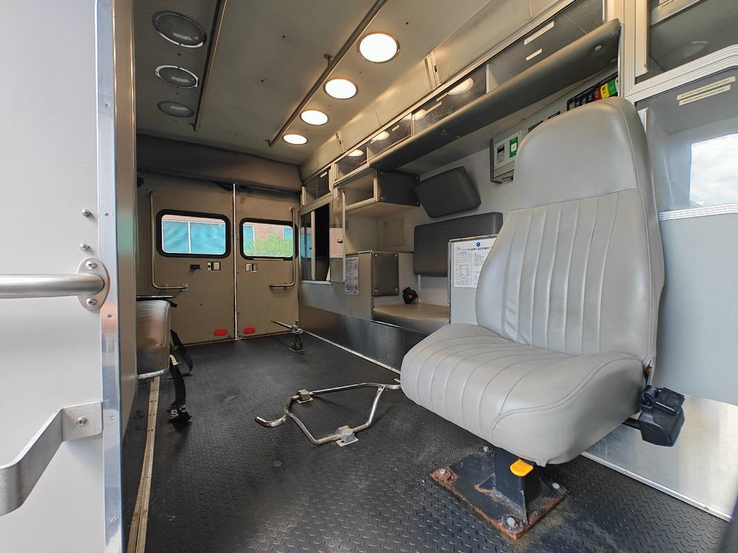 Used 2012 Ford E-450 and Econoline 450 Super Duty w/ Ambulance Prep Pkg image 13