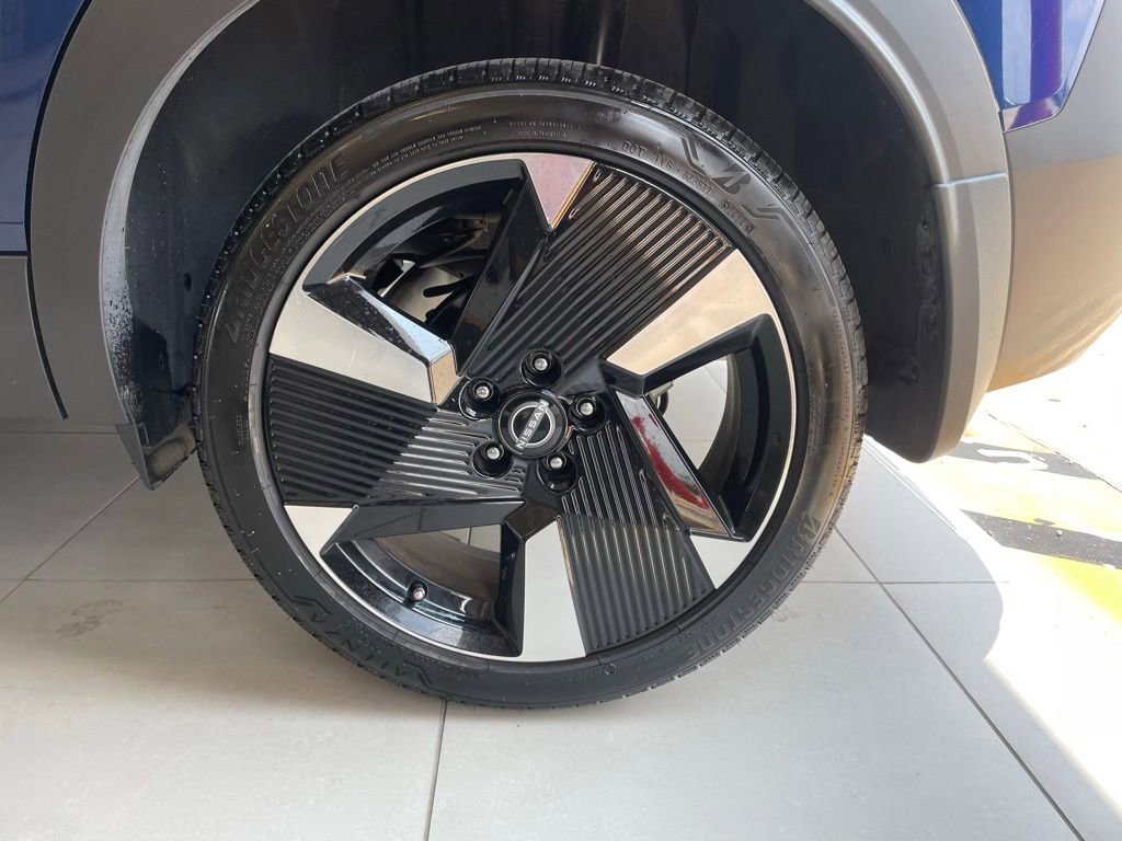 Certified 2025 Nissan Kicks SR FWD image 17