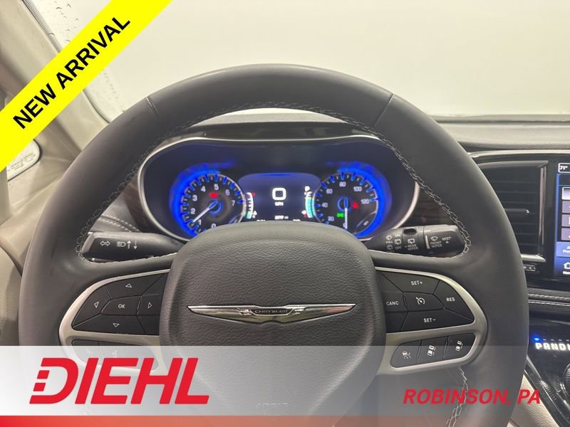 Used 2023 Chrysler Pacifica Limited w/ Uconnect Theater Family Group image 27