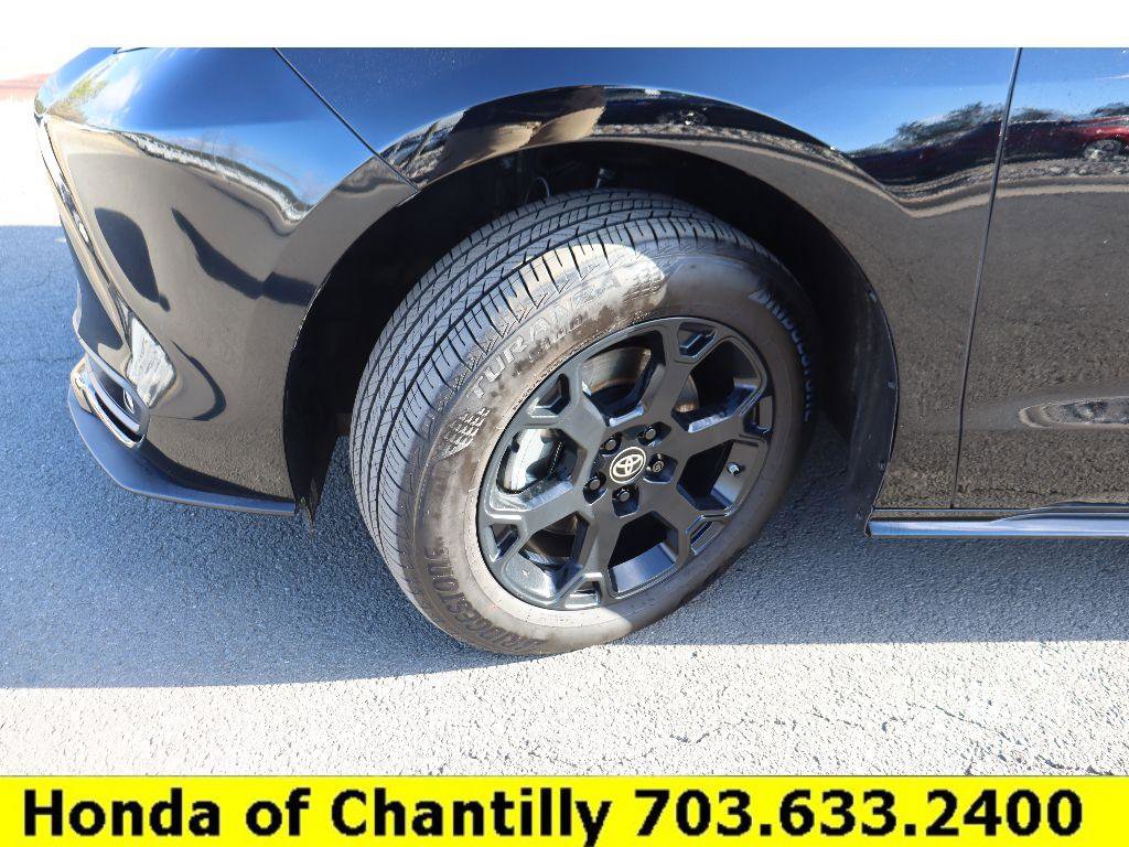 Used 2025 Toyota Sienna XLE Woodland Edition image 32